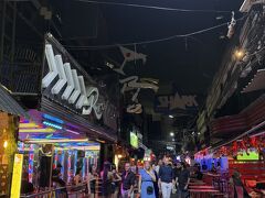 宿に帰るためソイカを通過。
一応午前2時だから消灯しているがまだまだ営業中。
