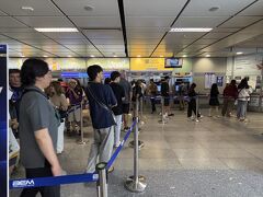 中華街に朝ごはん食べに行くつもりが、起きたら午前11時。
とりあえず地下鉄でワットマンコン駅まで行きます。
トークン買うために長蛇の列に並んでいたが、MRTはVisaタッチが利用できることを思い出し、クレカで移動です。