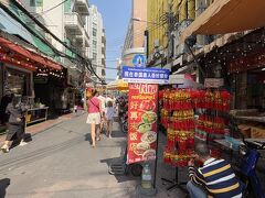 だいたい1月末から2月上旬に春節があるから、年末年始の中華圏では春節飾りで街中が紅く染まります。