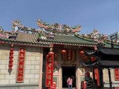 昼ご飯を食べに行く途中で、多くの参拝客で溢れている寺院を発見。
地下鉄で来た時に、何故駅名がヤワラート（中華街）ではなくワットマンコン駅なのか疑問だったけど、これで納得。