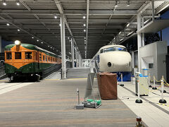 ３＜京都鉄道博物館＞
　営業時間過ぎでしたが照明が点いていたため、柵の間から撮影。
　右側は、懐かしの「0系21形1号車」。東海道新幹線開業当時の車両で、当時世界最速の200km/h以上で営業運転をしました。左側は湘南型電車「クハ86形1号車」。戦後初の長距離電車として東海道本線や山陽本線を走りました。