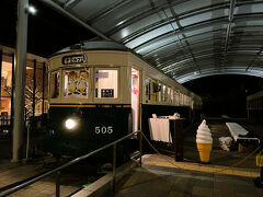 ２１＜市電カフェ＞
　外に出たら「市電カフェ」がありました。京都市は、伝統あるものを大切にしているね。