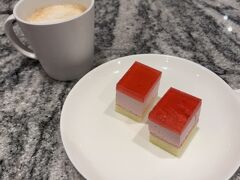 さすがに寝不足で食欲ないので、ラウンジではカフェのみ。
コロナ以降、どのラウンジもスイーツやスナックの種類が減っている。
マカオのラウンジではいつもえびせん食べながらタブレットで読書していたが、今回なかったのは残念。