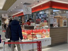 新大阪に直接向かわず途中下車したのは、なんばはたこ焼き、心斎橋は５５１が目的でした。
特に５５１心斎橋大丸店はお弁当をテイクアウトできるから。