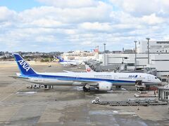【福岡空港】12:30

福岡空港の展望デッキには初めていきました。丁度乗ってきた飛行機が近くに止まっていましたが、風通しの良いところで寒すぎて早々に撤収しました。