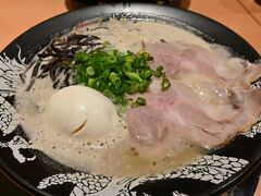 【一幸舎】13:20

お土産屋を眺めた後、空港内で昼食にします。
一番とんこつらしい匂いがただよっていた、泡系の一幸舎にいきました。

期待した味であっという間に食べてしまいました。
硬い麺にチャーシュー・スープどれもおいしかったです。