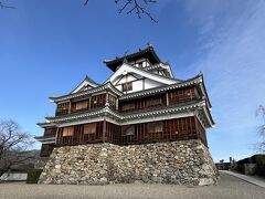 お城の前まで来た。
中には入られないけど、これで充分。