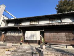 表にまわります。
足立音衛門 京都本店。
明治末期から大正初期にかけて建築された邸宅。
主屋が店舗として利用されています。

足立音衛門のスイーツは大阪（阪急うめだ本店）でも購入できるけど、建築物を見たかったのとここでしか買えない栗の集栗夢（シュークリーム）を食べたくて、やって来ました。

