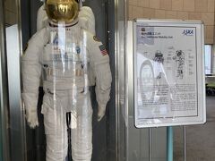 さて、今日もJAXA
今回はガイド付き有料見学ツアー(1名500円)
11時半スタート、約70分

最初に10分ほど視聴覚室でJAXA紹介映像を見た後、敷地内をバスで移動し、宇宙飛行士養成エリアへ