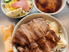 目に付いたお店に入り焼肉セットを頂きます。
サラダと味噌汁付きでお肉も柔らかく、お肉の下にはメンマと箸休め的な甘めの生姜がついておりました。