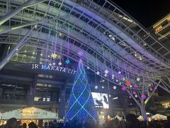 博多口側に移動。
クリスマスマーケットやっていました。
ツリーもきれい～。