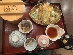 お昼ご飯に行きました。
いつもなら、博多ラーメンなのだけど
友人は昨日すでに食べていたらしく、ご飯たべたい♪というので、
鯛めし屋さんへ。