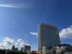 青空にヒルトンも映えます。
