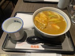 きしめんを求めて若鯱家へ

カレーうどんとカレーきしめんの2択だったらしいのですが、何を思ったかきしめんを食べる気だったのにカレーうどんと注文してしまい、もちろんカレーうどんが登場(´`)

隣の方はカレーうどんの注文時にきしめんとうどんを選べますと言われていたのですが、私たちの注文を取った店員さんはそんなこと言わず…

丸くて太い麺だなとは思っていましたが、きしめんではなくてうどんでした(´`)がっかり

カレーつゆは濃厚で辛めで美味しかったです