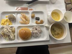 コンフォートホテル宿泊で、次の朝。食べ物の写真しかない。

朝食。
コンフォートホテルには2種類のスムージーがあります。