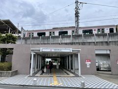 多摩川駅（田園調布1丁目）。
東急電鉄の前身である目黒蒲田電鉄の多摩川駅として大正12年（1923年）開業。
平成9年（1997年）に駅舎の大規模改良工事を終えて現在の姿になりました。
駅の構内にローソンがあります。