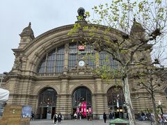 フランクフルト中央駅から観光スタート！
どんより曇り空…。
東京よりは寒いけど、思ったより寒くない？
と思いましたが、やっぱり寒かったです。
マフラーと手袋、ホッカイロが必須でした。