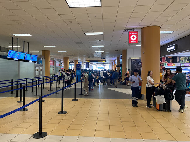 標高34mのリマ空港から標高3400mのクスコに向かうため高山病が心配...<br />というわけで出発ロビー前にある薬局で高山病予防に効くとされているアセタゾラミドをゲット。<br />お店の人も日本語の発音で「アセタゾラミド」と言えばすぐに理解してくれますが、実際に飲むかどうかは個人の責任で...