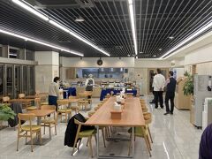 6：２８　旅行2日目朝、ホテル1階の朝食会場。6：３０に開場、食堂の職員さん4名が開場の挨拶をされました。こういうのははじめてです。東横INNは社員教育をしっかりとされている印象です。低料金なのに接客もしっかりとされていて人気があるのも納得です。