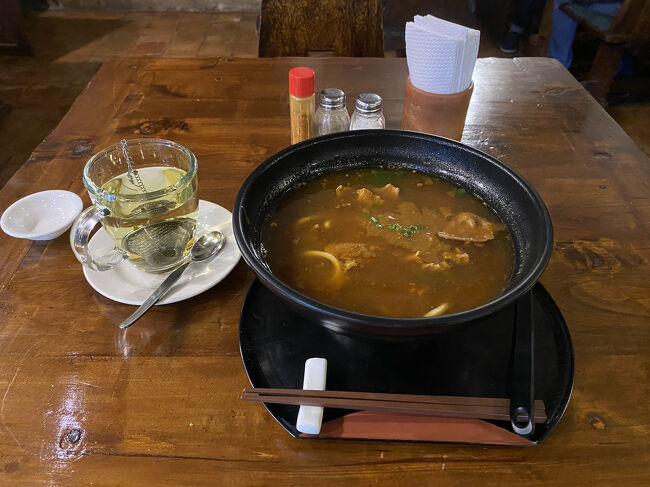 お腹いっぱい食べると消化のために胃に血液が集まってしまい、結果的に高山病の要因となり得るらしい...ということで軽食を。しかし、満腹感も欲しい。<br />その両方を満たすべく日本食レストランでカレーうどん。うどんはさておきカレーは普通においしいです。