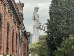 「ジョージア（グルジア）の母の像」

間近で見ると大きいです。約20mの高さがあります。全身アルミニウムで覆われてます。

トビリシ創設1500年を記念して1958年に建てられました。