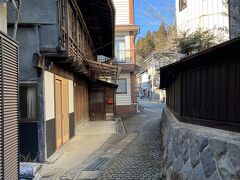 道幅は狭いですが趣きのある石畳の通りです。

湯宿温泉は1968（昭和43）年に発表したつげ義春の短編漫画『ゲンセンカン主人』の舞台となったところです。

モデルの旅館『大滝屋旅館』さんは現在も営業されていますが、建て替えられて当時の雰囲気はないそうです。