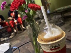 CONG CAFEでココナッツコーヒー休憩。
(55000VND)
夜のホイアンは楽しいけれど
だんだん人混みに疲れてきました。

そろそろ賑やかな旧市街を離れて、
ホテルへ戻りま～す。

シャワーを浴びて、今日はゆっくり寝ます。
明日は夕方にホーチミンへ戻り、帰国です。

おやすみなさ～い。