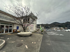 熱海から東伊豆の海岸を通って河津町に。
観光会館はまだ駐車場もがらがらです。２月になると観光バスでいっぱいになる。