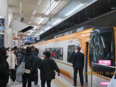 新幹線降りたら案内にしたがって近鉄の改札に６分程度で着きました。
階段しかないところも有ったので、キャリーケースがあると大変。
近鉄窓口は幸い誰も並んでなかったので、すぐに特急券を引き換えられました。
乗換と窓口に時間が掛かると思って４０分程度余裕を見てたら、時間が余り過ぎた・・・