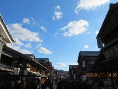 歩くのに苦労するほどの人出です
おかげ横丁に行くまでに疲れた・・・
入口の赤福では、ぜんざい提供してなかったので、奥へ奥へと進んだのですが他店を見つけられず諦めました。
入口の赤福に母を残し、荷物を引き取ってきまして。
赤福のご相伴（できたては柔らかい）