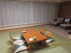 賢島駅までホテルからのシャトルを16：50に予約しておきました
20分程度乗るのですが、箇所箇所でガイドしてくださるので嬉しいです♪
チェックインしてたら荷物は運び入れてくれるし、ロビーではコーヒーが飲み放題だし、最初からテンション上がりました♪