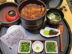 宇治山田駅で乗り換えて、無事に名古屋駅に13：17に着きました
行きは新幹線乗り換え改札から行けたけど、帰りの新幹線切符を発券してないので、一度改札外へ出ないといけないので、グルーっと回って新幹線改札前へきました。
写真の、ひつまぶしは、新幹線改札横のレストラン街にあった店
どこのお店が良いか分からないので、並んでた店にしました
３０分程度でしたかね、思ったより進みが早かったです