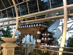 今回、心配だったのが12/31の19時ぐらいに着と言うことで、空港出る前にどんだけ時間かかるんだろうということでしたが、まあまあすんなり出られました。
イミグレはe-voaを事前申請していたので、自動チェックインの方へ進みました。健康チェックも事前にやってたけど、どこでチェックされたのかわからず？？めっちゃスムーズだったけど、問題はやはり荷物。なかなか出てこず、30分～40分ぐらい待ったかも。その後、税関は事前申請していたＱＲコードを見せてピッとされて終わり。
その後、両替も現金渡しただけで簡単に終わり、次に観光税を支払う予定だったが、ブースが見つけられず・・・。
12/31は新年のカウントダウンだかなんだかで、ホテルまでの送迎は受け付けませんというカーチャーター会社が多かったので、これは早めに足を確保しなくてはという使命に燃えて、半年ぐらい前にウブドに本拠があるＡＰＡ？に試しに聞いてみたところ、すんなりＯＫだったから6,000円と言われてもすぐに頼んでしまった。結果、他の口コミを見る限りニューイヤーイブだろうがKlook等で対応していて、その方が安そうだったので、どっちがよかったのかわからない。今回は安心料という意味でもAPA？で良かったという気もする。