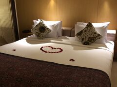 渋滞も多少あったけども、1時間半ぐらいでホテルに着いたと思う。
ホテルは前回と同じコマネカ・アット・ラサ・サヤン。
ウェルカムティーをいただきながらチェックイン。
3泊するからか、ランチかディナーをサービスすると言われて、翌日のディナー時間を予約したり、最終日チェックアウト後のスパを予約したり。
