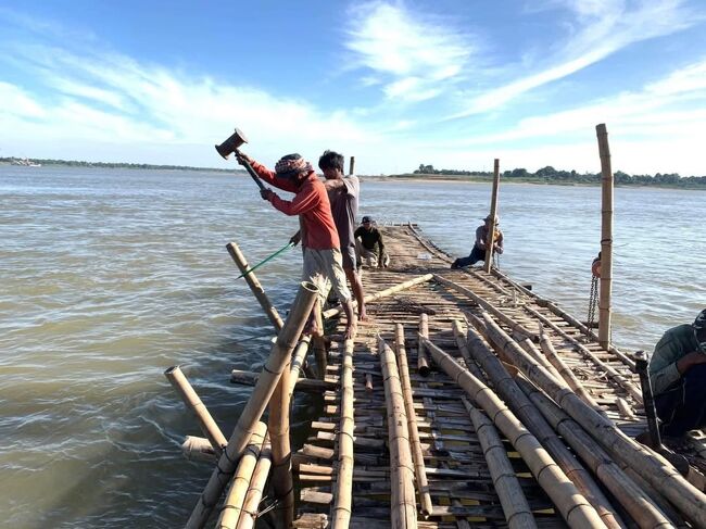 コンポンチャムのバンブープリッチを造っています。