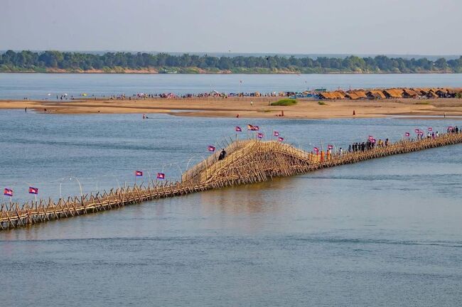 カンボジアでの有名なバンブープリッチ（竹橋）コンポンチャムのコッピアン島です。