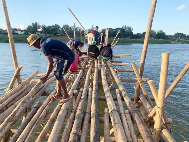 カンボジアメコン川でのコンポンチャム州のバンブープリッチです。