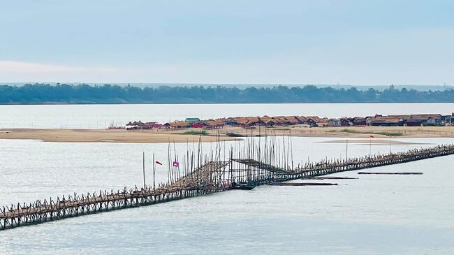 コンポンチャムのバンブープリッチです。コッピアン島からコンポンチャム市まで利用しています。