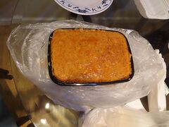 部屋に戻って蟹カレーを食す。
なんだか溢れそうじゃないか、おやじさん気を効かせてくれたのかな？