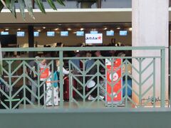 朝６時には娘を乗せて空港に到着。
ジェットスターでシドニー経由のゴールドコースト行き。
かなりの長旅だ。
シドニーで乗り継ぎの時間待ち含めて１５時間以上なんだと。