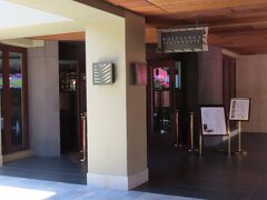 ウルフギャング・ステーキは、かなり値上がりしてハッピーアワーでもまあまあ高くなってしまい、貧乏人の自分達は食べるのを諦めるしかない。