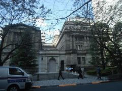 貨幣博物館の向かいにある重厚な建物が日本銀行本店です。
明治２９年（１８９６）竣工で、江戸時代の金貨鋳造所(金座)の跡地に建てられた、日本人建築家による最初の国家的近代建築です。
設計者は辰野金吾。
事前予約制ですが、内部を見学できます。

