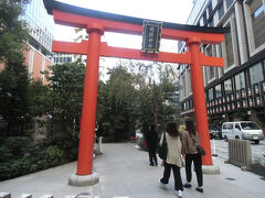中央通りから少し東に入った、商業ビルに囲まれてあるのが福徳神社。
歴史は古く、西暦８６０年前後にはこの地に存在し、後に太田道灌や徳川家康も参拝してと伝えられています。

