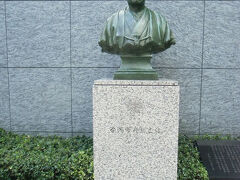 薬師神社も向かいにあったのが古河市兵衛之像。
古河市兵衛之（１８３２～１９０３）は明治期の日本の実業家で、古河財閥の創業者です。
この地に住居兼店舗を構えました。

