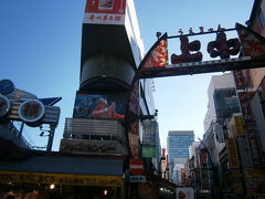 アメ横上野駅側入口に建つ三角のビル、アメ横センタービル。
１９８３年の竣工当時は、アメ横に商業ビルなんて似合わないと思っていましたが、ビルの中には鮮魚や乾物、洋服店などの店がところ狭しと並んでおり、十分アメ横的カオスなビルです。

