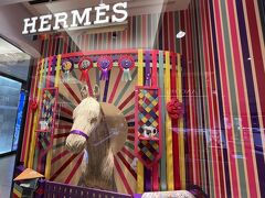 　次は阪急。ずいぶんカラフル？エルメスでした。