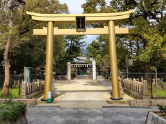 東明八幡宮
　阪神電車石屋川駅から徒歩３分のところに鎮座しています。
　金色の大きな鳥居が目を引く神社です。
　御祭神は、應神天皇で、古来より「厄除、息災、願望成就」の
　神として信仰されているとのことです。