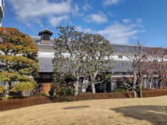 白鶴酒造資料館
　阪神電車住吉駅から徒歩5分のところにあります。
　御影郷の酒蔵の１つです。
　白鶴酒造は、1743年の創業の酒蔵です。