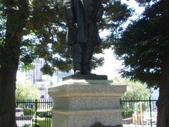 渋沢栄一の居宅があったという飛鳥山公園に着くと、渋沢栄一翁の銅像が出迎えてくれる。