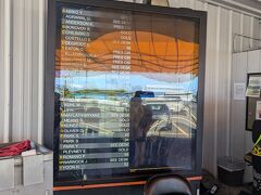 ゴールドメンバーなので、予約したMiddleSedanの指定されたエリアから好きな車をピックアップします。

どの車もガラスやミラーが水垢で汚い…結構キズもあるので、念のため写真を撮っておきました。

日本車の方が運転しやすいかと思いNISSAN　ALTIMAにしたけど、こういう時にしか乗れない車を選べば良かったなと少し後悔。